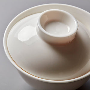 Gaiwan Hugo: Traditional white porcelain Chinese tea brewing vessel with lid, handcrafted in Dehua with elegant curves