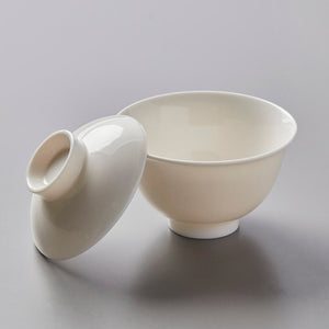 Gaiwan Hugo: Traditional white porcelain Chinese tea bowl with lid, handcrafted in Dehua with elegant curved form