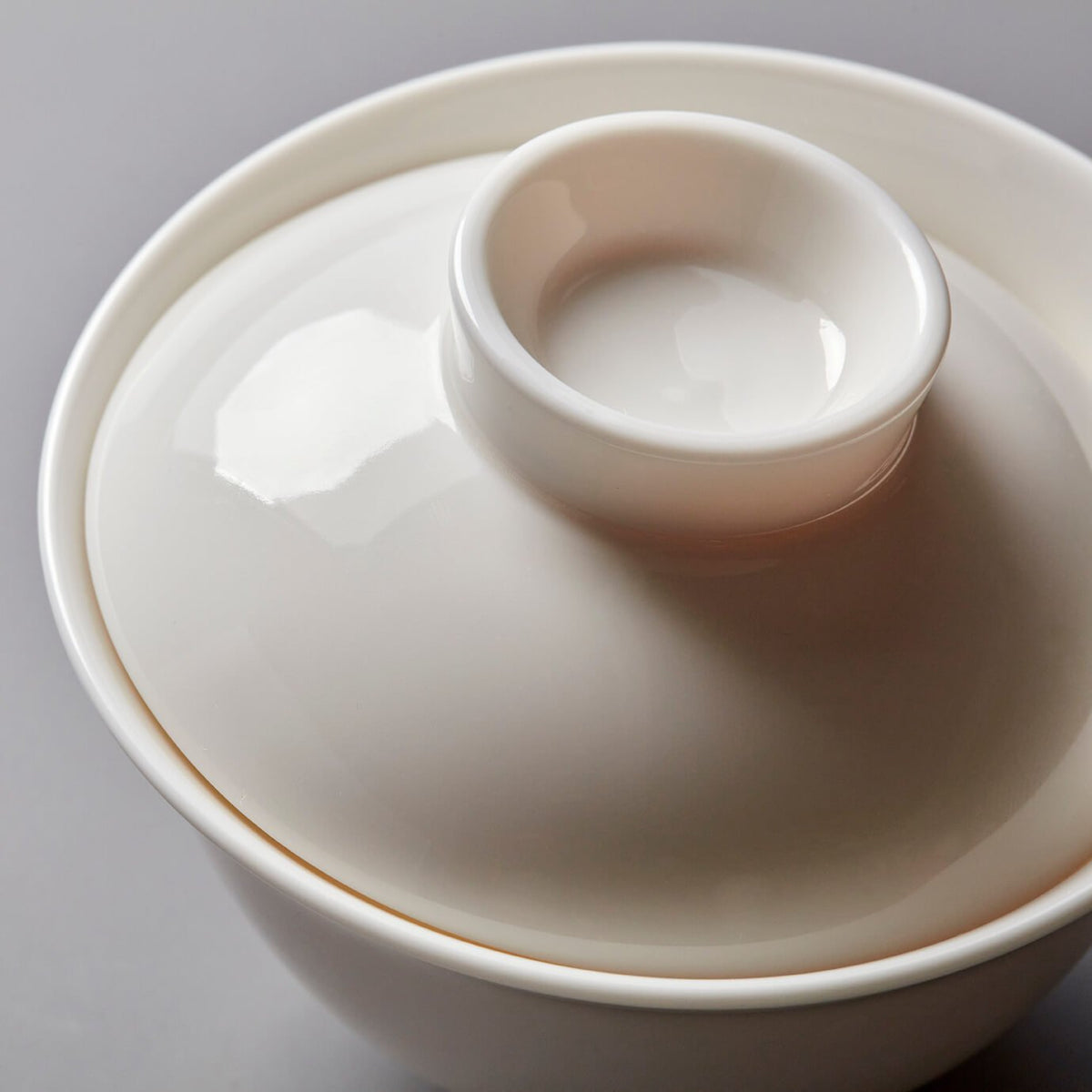 Gaiwan Hugo: Traditional white porcelain Chinese tea brewing vessel with lid, handcrafted in Dehua with elegant curves